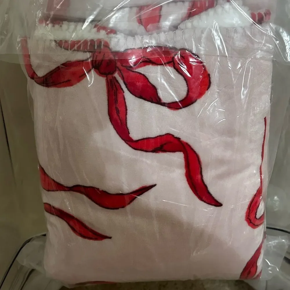 NWT Victoria's Victoria Secret HOLIDAY Red Pink BOW Fleece Sherpa BLANKET